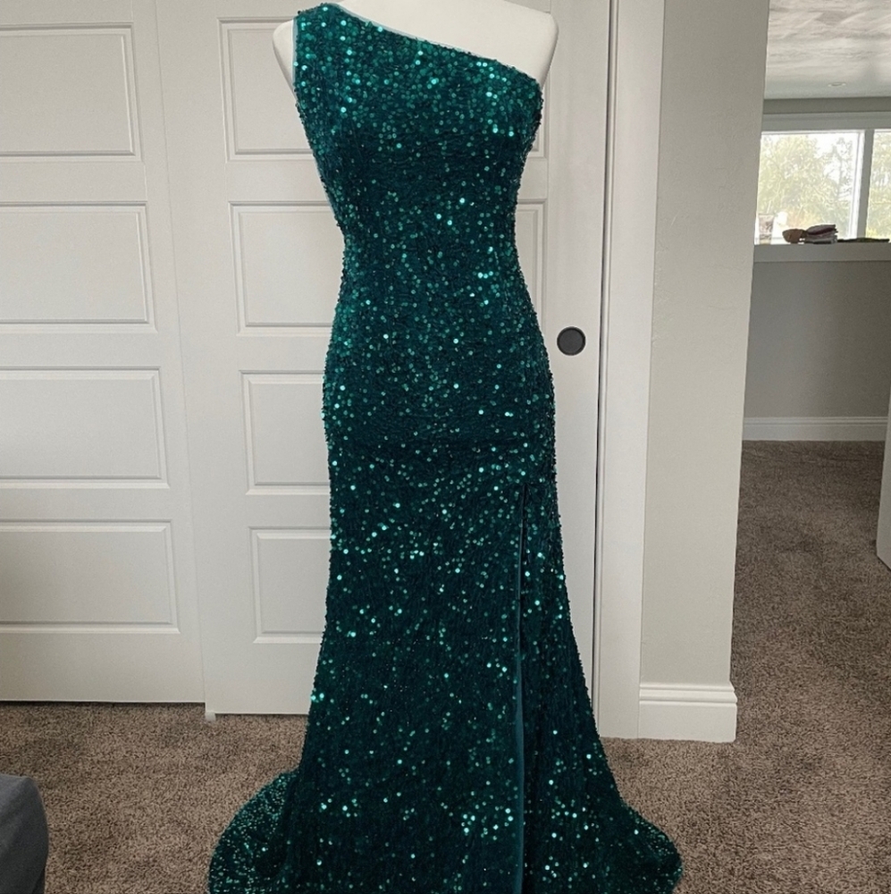 Lavetir Formal Gown - One Shoulder - Sequin - Emerald Green - Sz 8 - Prom - NWT